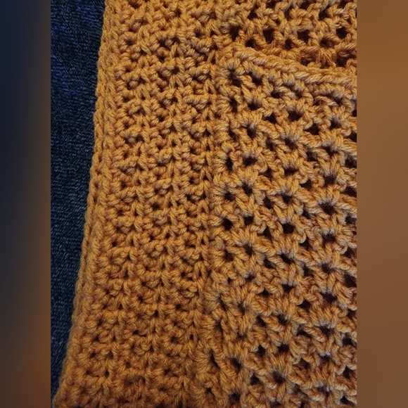 Handmade crochet pocket shawl - Picture 3 of 7